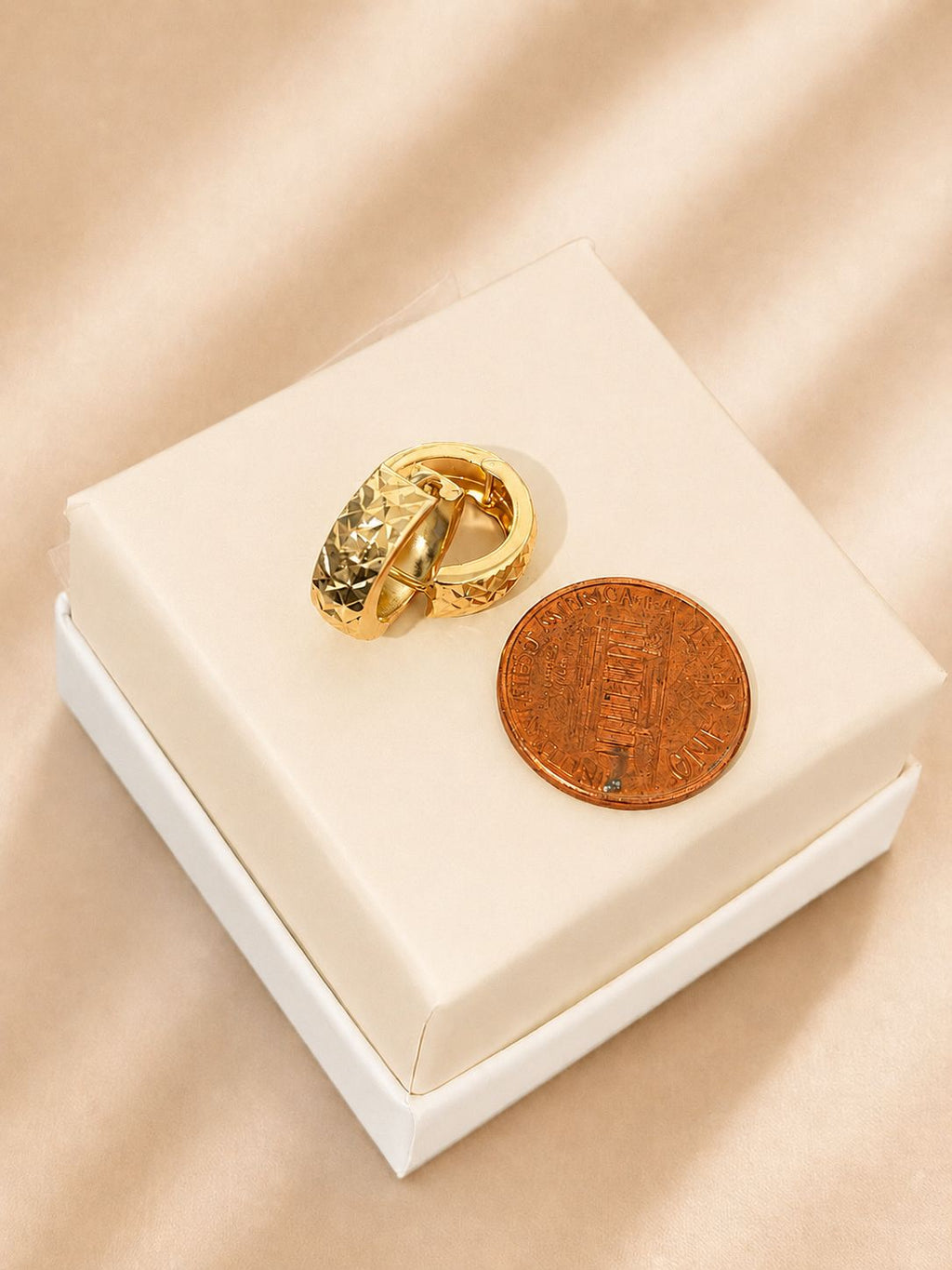 Arracadas  con diseno en oro  real 14k