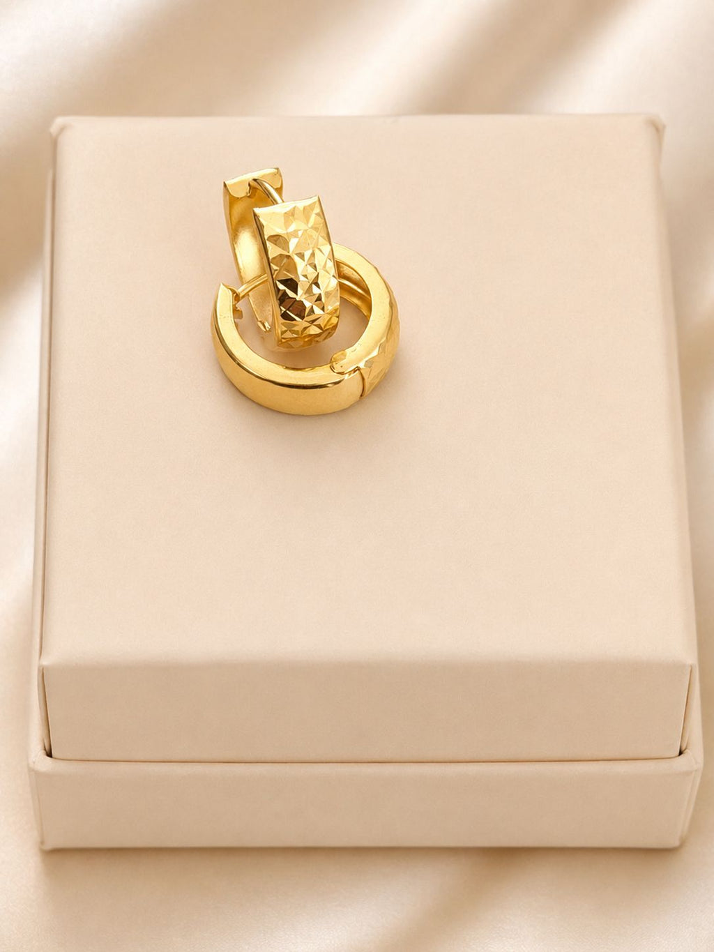 Arracadas  con diseno en oro  real 14k
