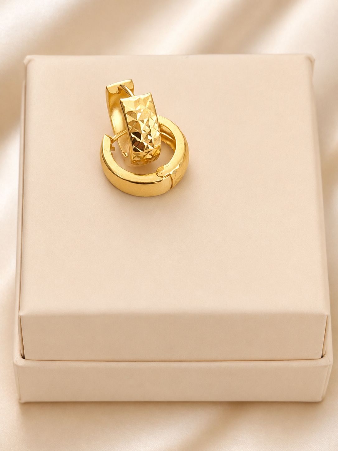Arracadas  con diseno en oro  real 14k