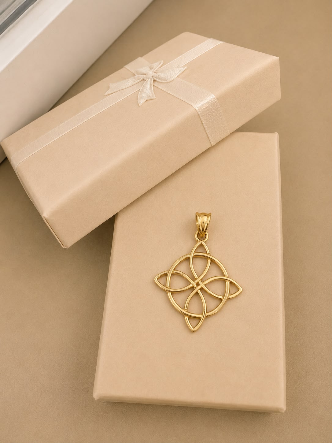 Dije nudo de Bruja en oro real 14k
