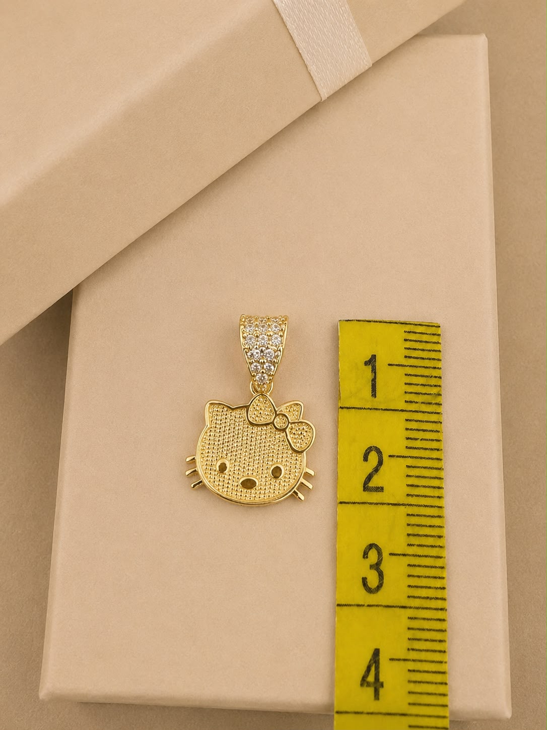 Dije de Hello kitty en oro real 14 k