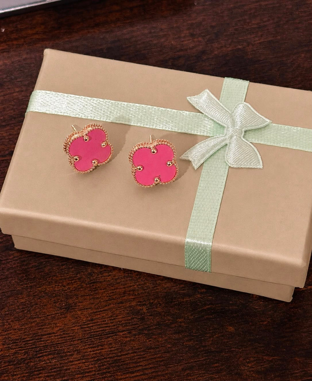Aretes tipo trebol rosa en oro real 14k
