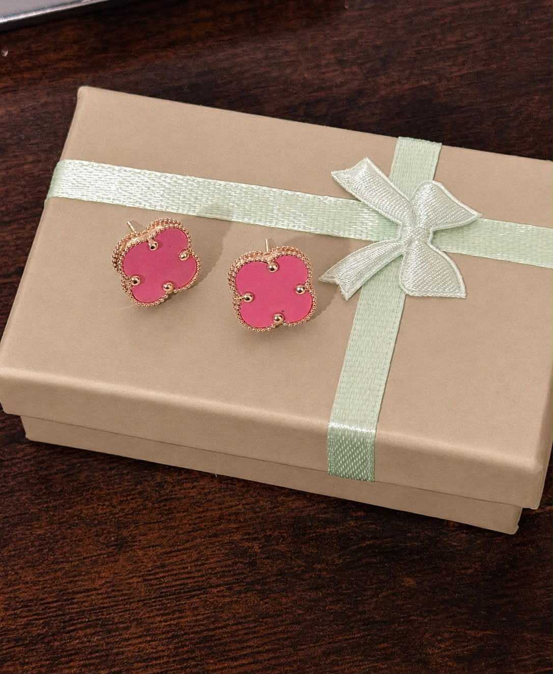 Aretes tipo trebol rosa en oro real 14k