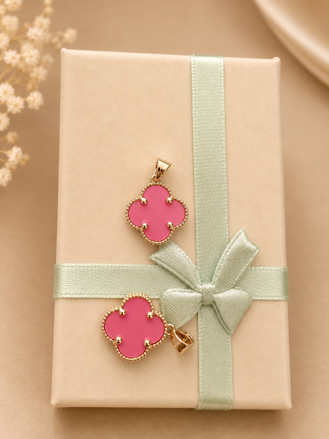 Dije tipo trébol color rosa  oro real 14k