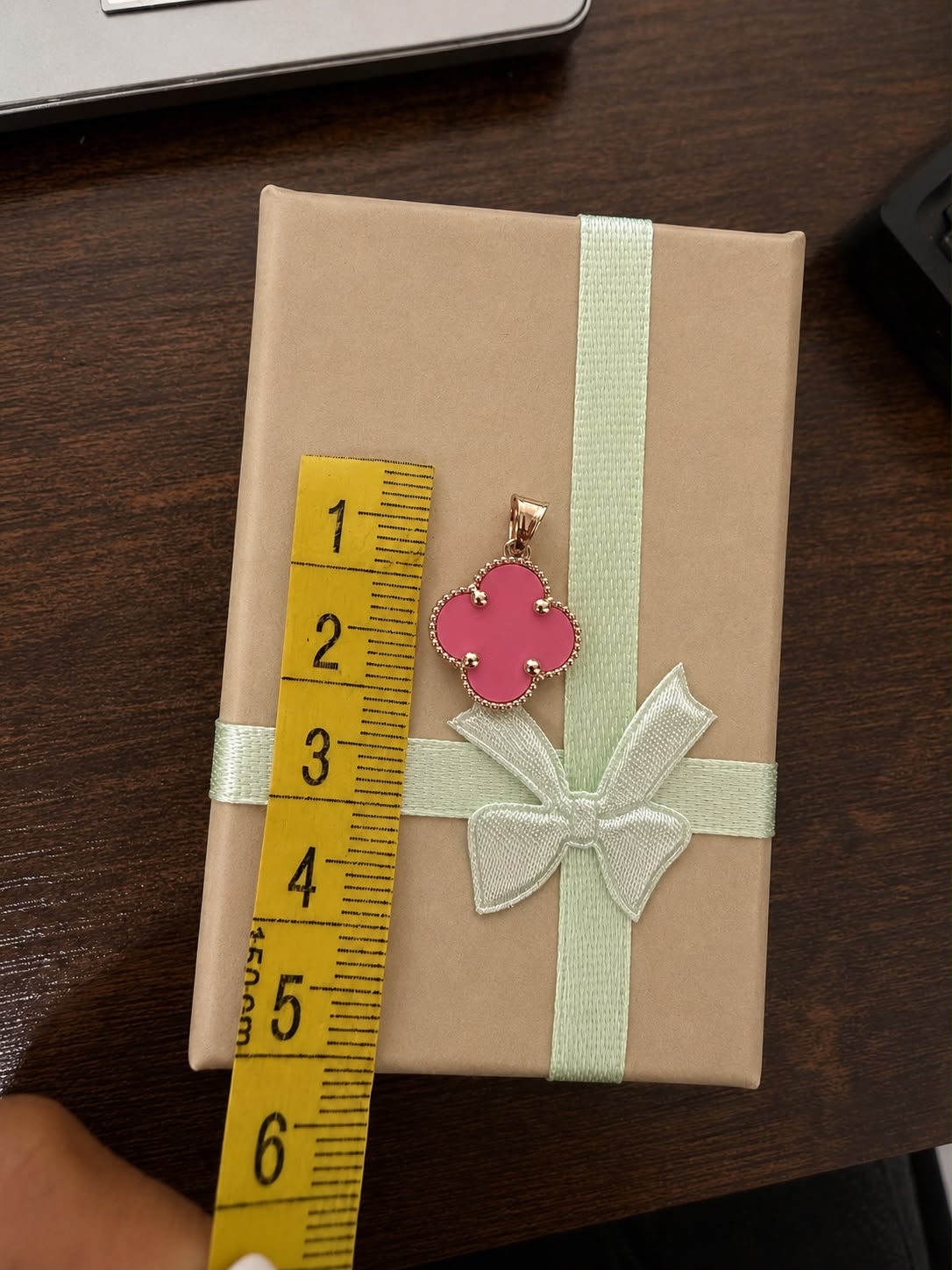 Dije tipo trébol color rosa  oro real 14k