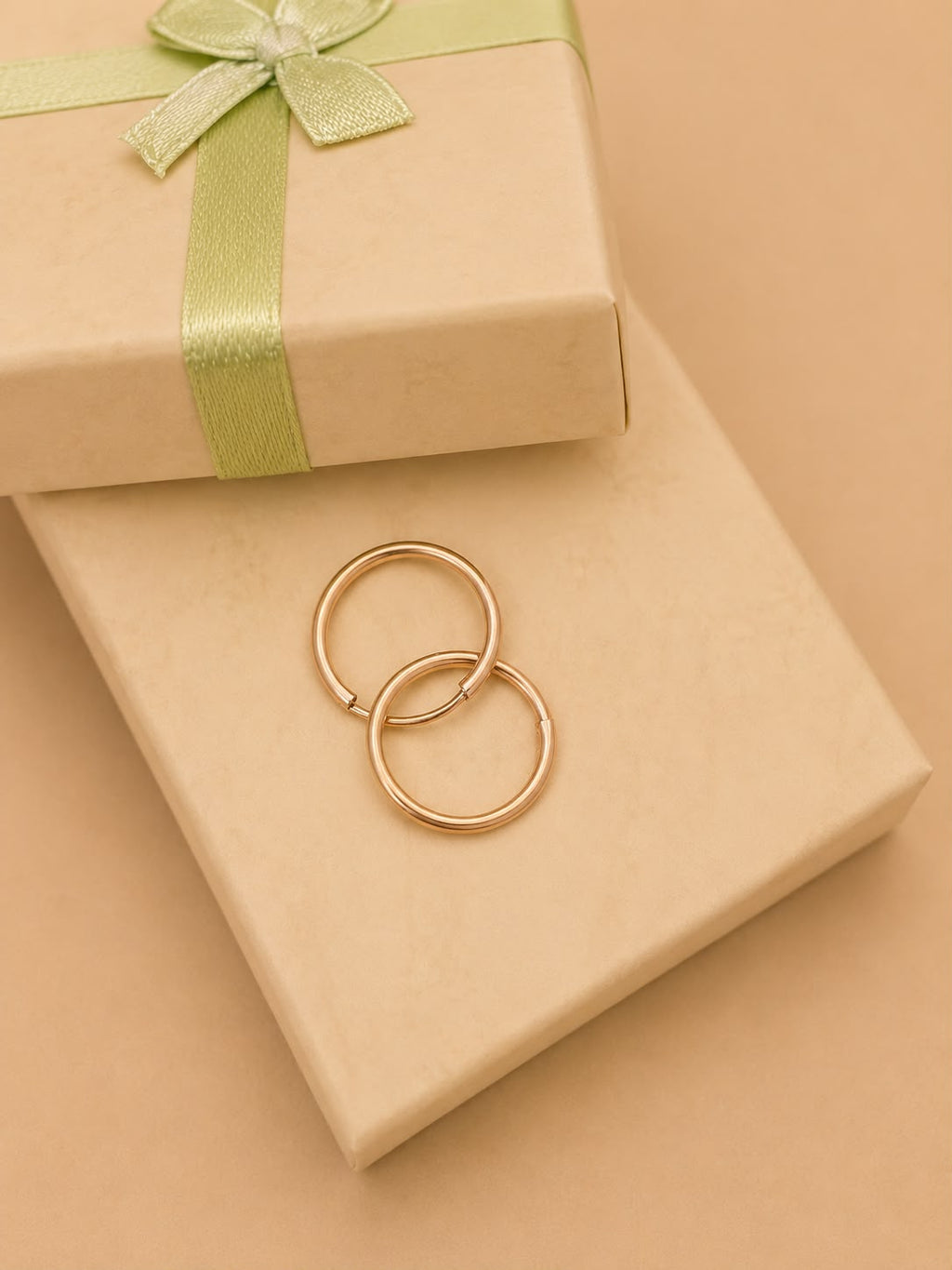 Arracaditas lisas tamano chico en oro real 14k