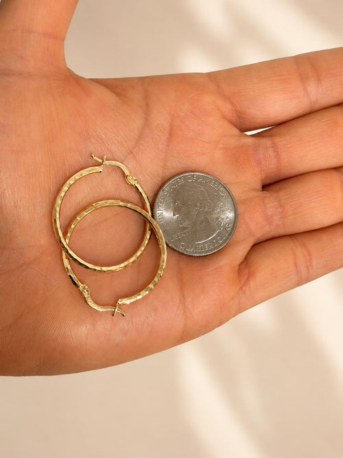 Arracadas con disenó en oro real 14k