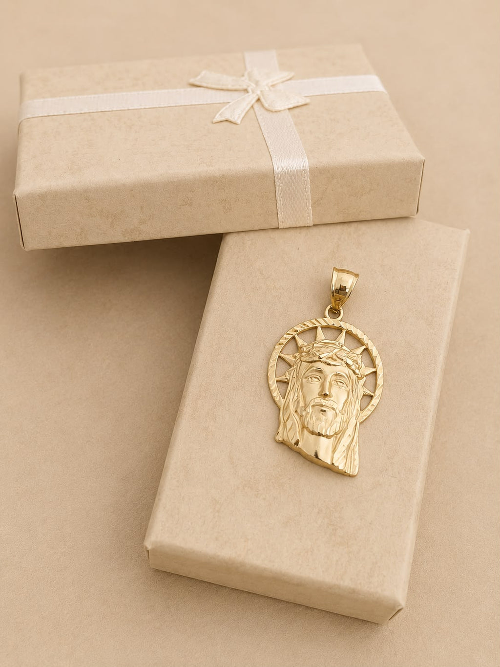Dije con rostro de jesus en oro real 14k