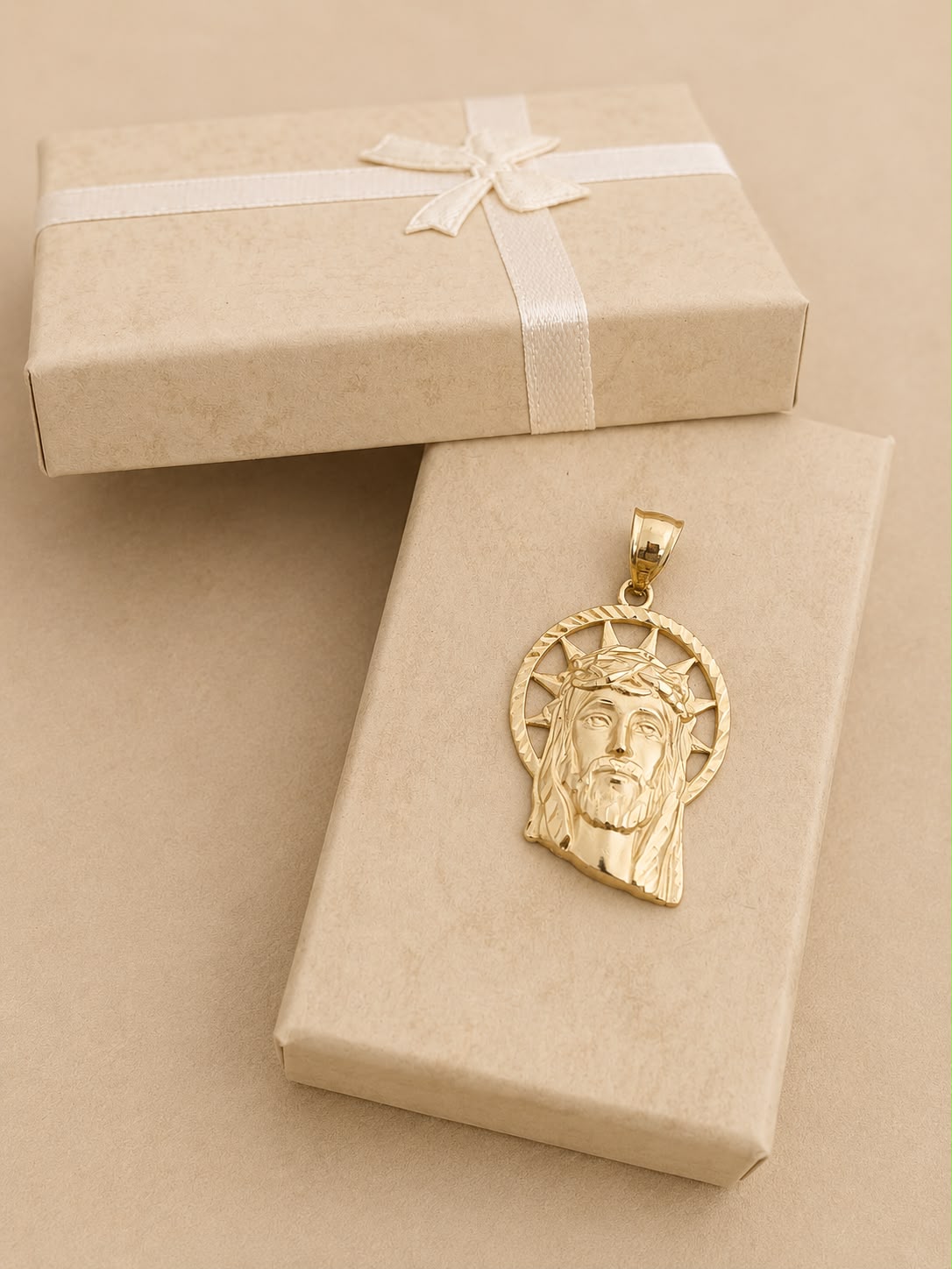 Dije con rostro de jesus en oro real 14k