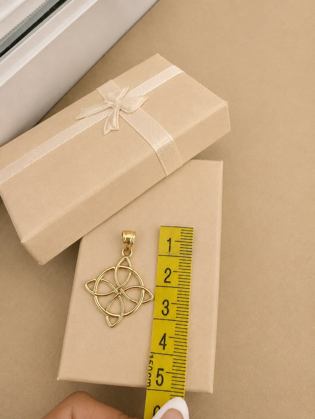 Dije nudo de Bruja en oro real 14k