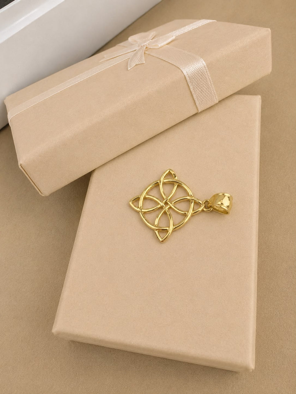 Dije nudo de Bruja en oro real 14k