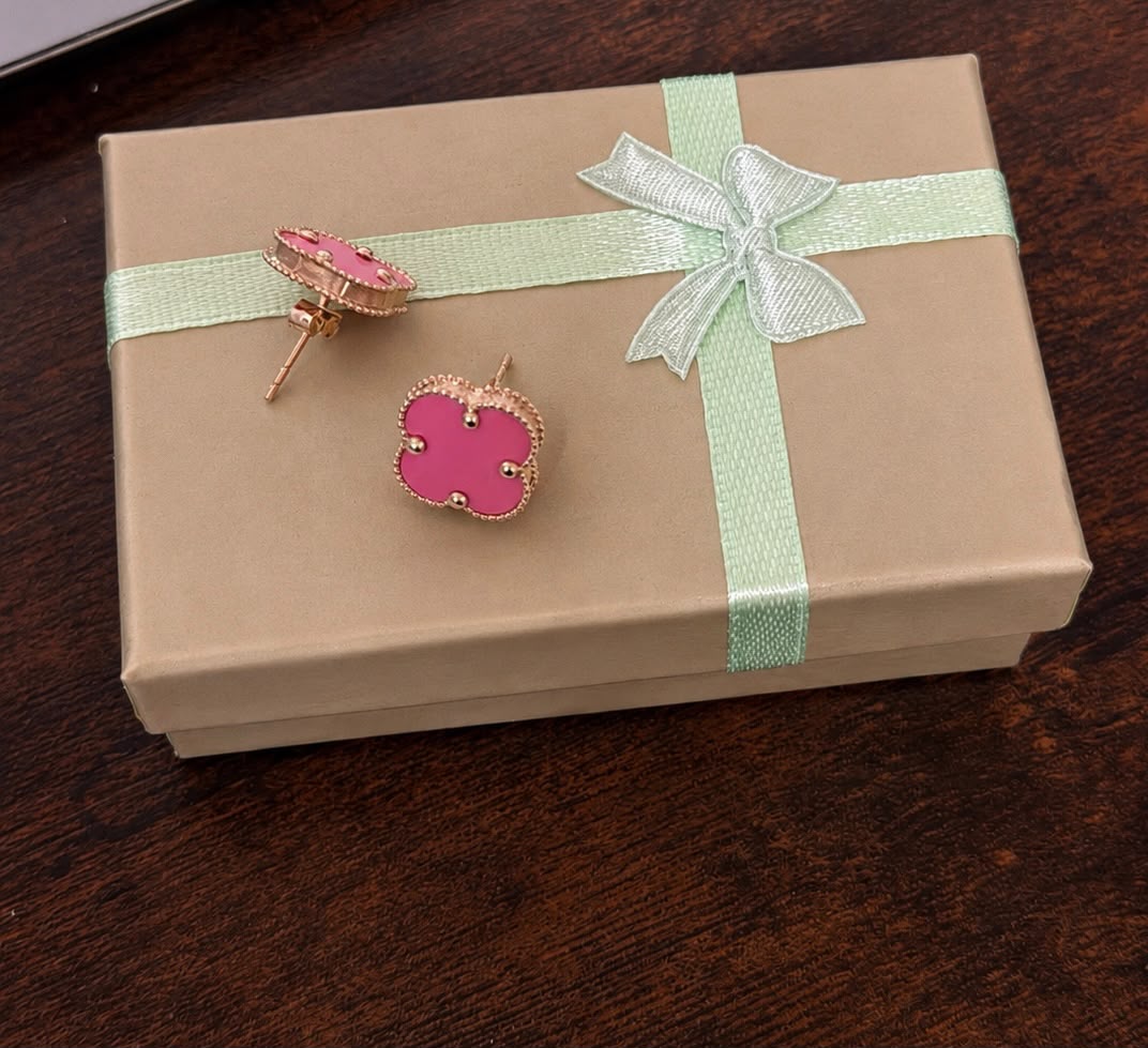 Aretes tipo trebol rosa en oro real 14k